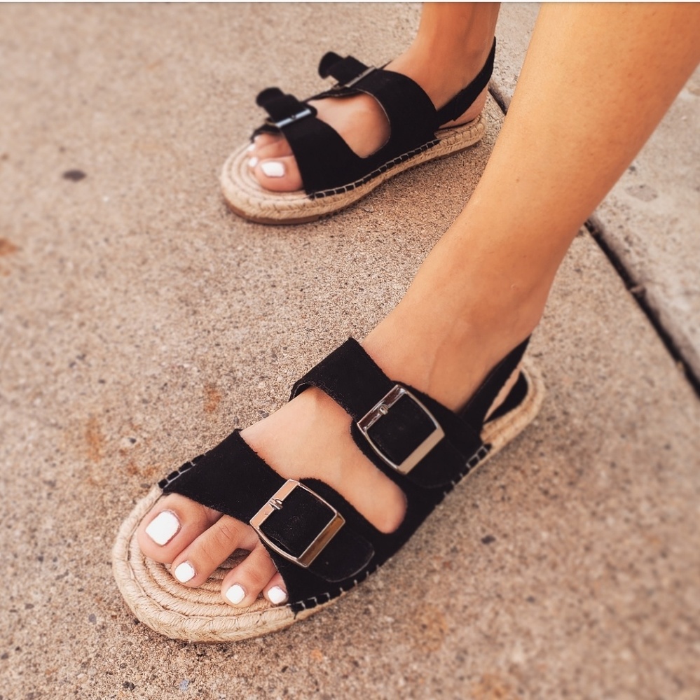 Price firm/The Julieta// black buckle strap sandal